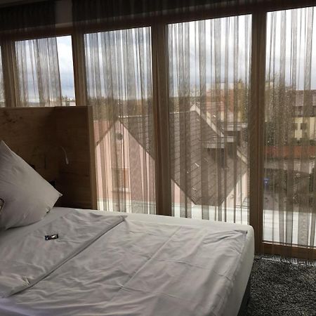 Hotel Zum Hirsch Wertingen Bagian luar foto