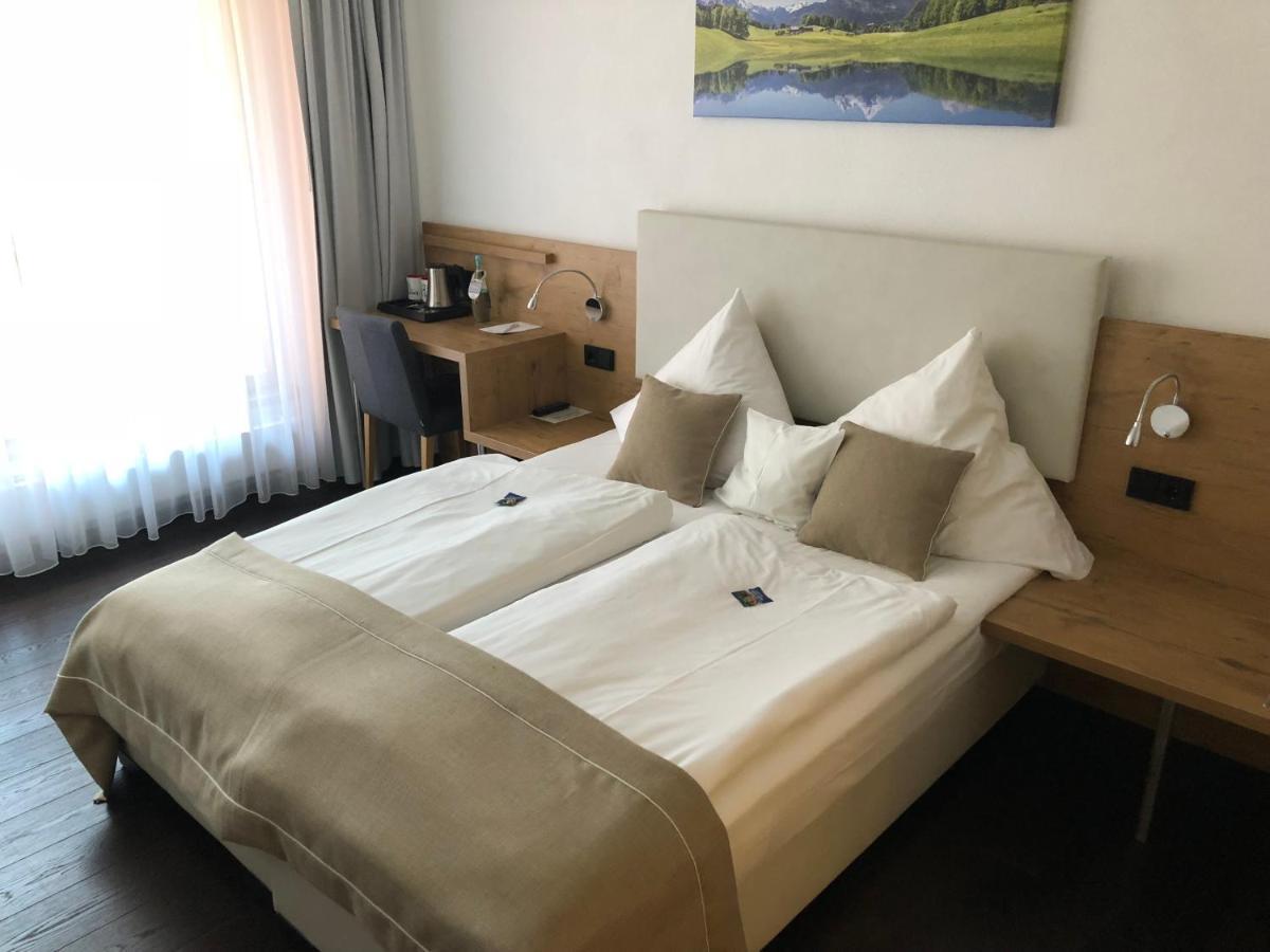 Hotel Zum Hirsch Wertingen Bagian luar foto