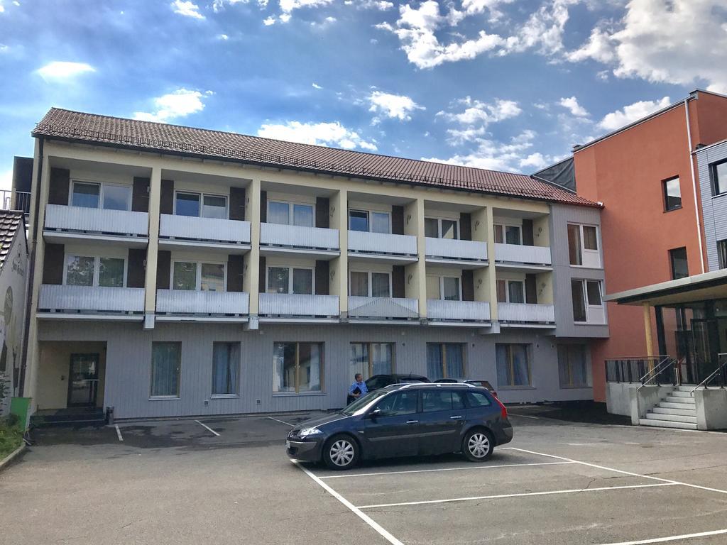 Hotel Zum Hirsch Wertingen Bagian luar foto