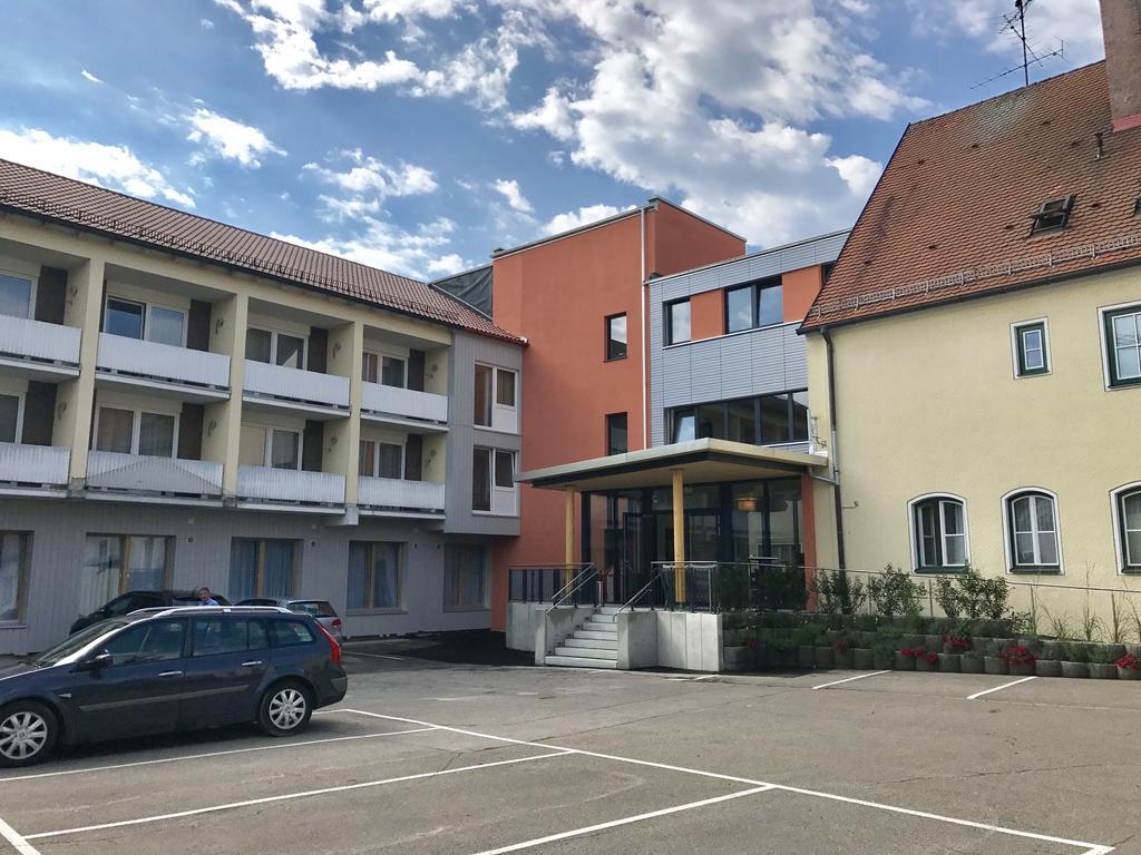 Hotel Zum Hirsch Wertingen Bagian luar foto