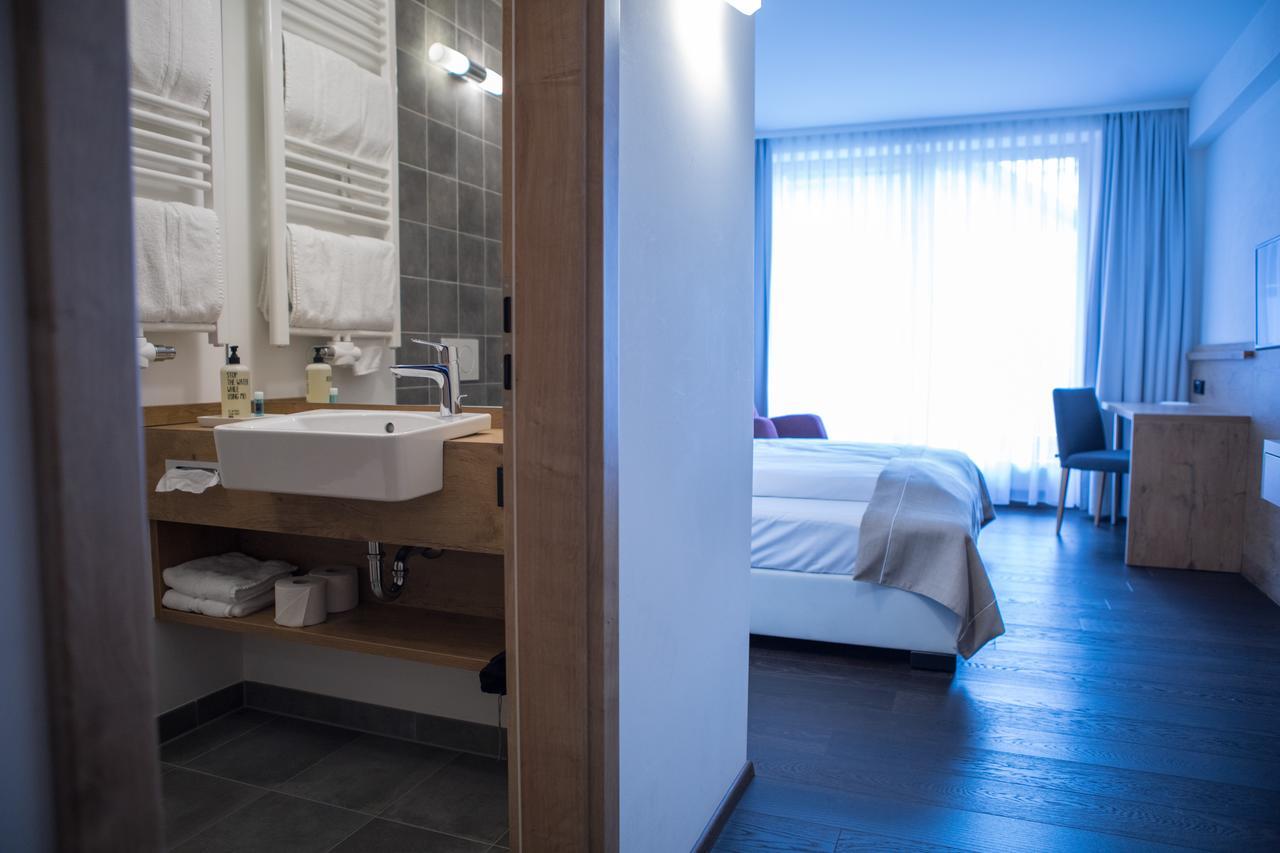 Hotel Zum Hirsch Wertingen Bagian luar foto