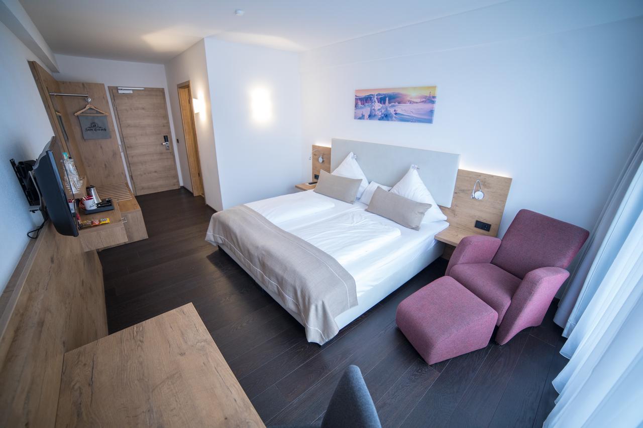 Hotel Zum Hirsch Wertingen Bagian luar foto