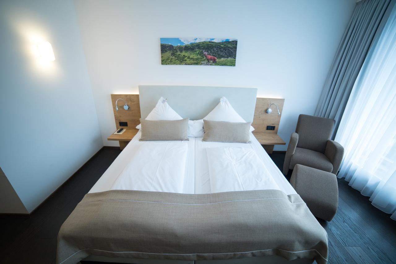 Hotel Zum Hirsch Wertingen Bagian luar foto
