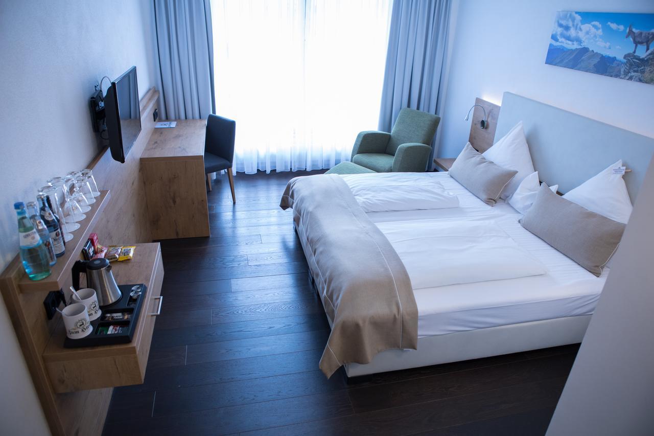 Hotel Zum Hirsch Wertingen Bagian luar foto