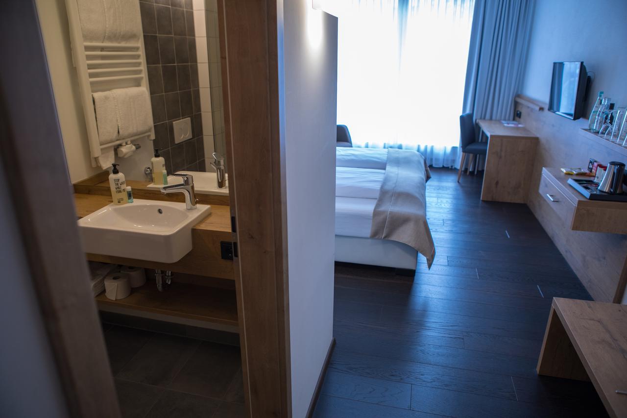 Hotel Zum Hirsch Wertingen Bagian luar foto