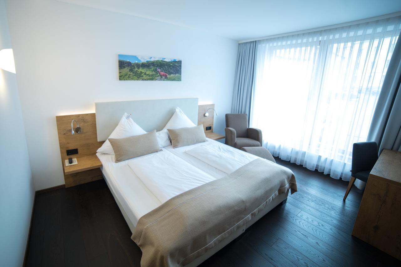 Hotel Zum Hirsch Wertingen Bagian luar foto