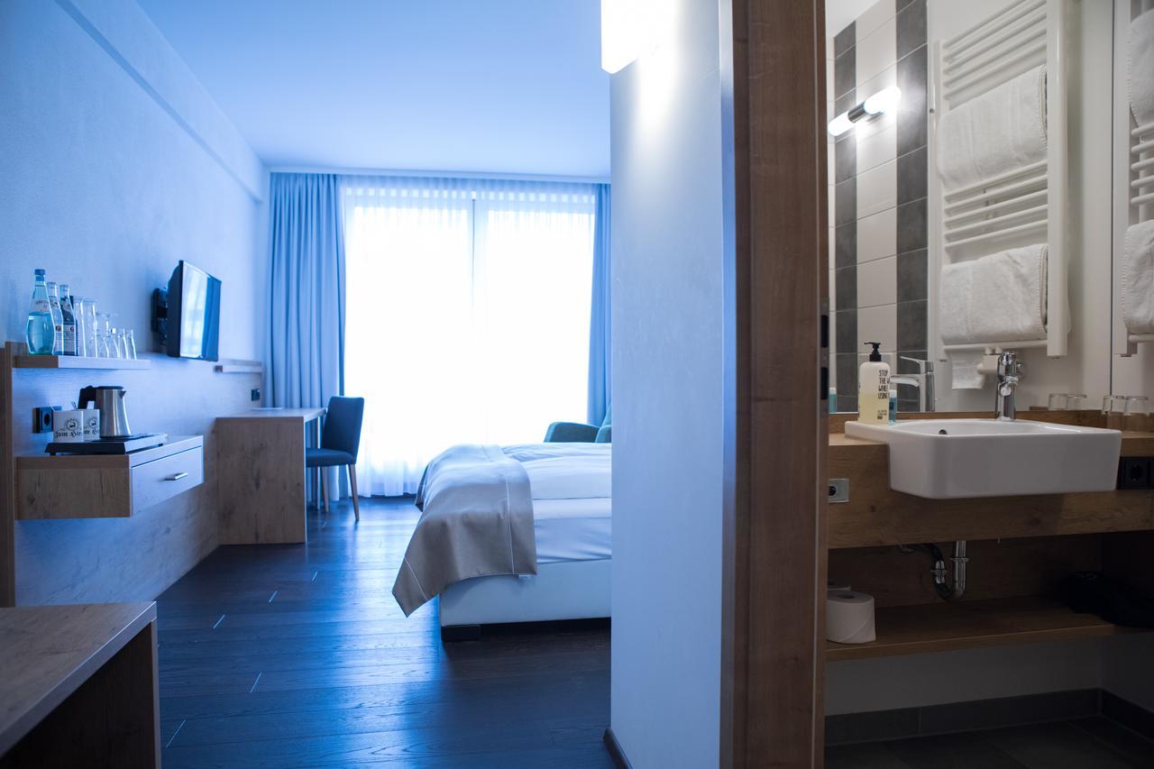 Hotel Zum Hirsch Wertingen Bagian luar foto