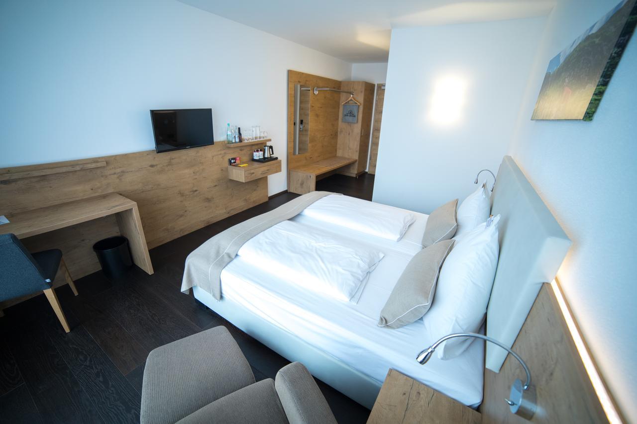 Hotel Zum Hirsch Wertingen Bagian luar foto