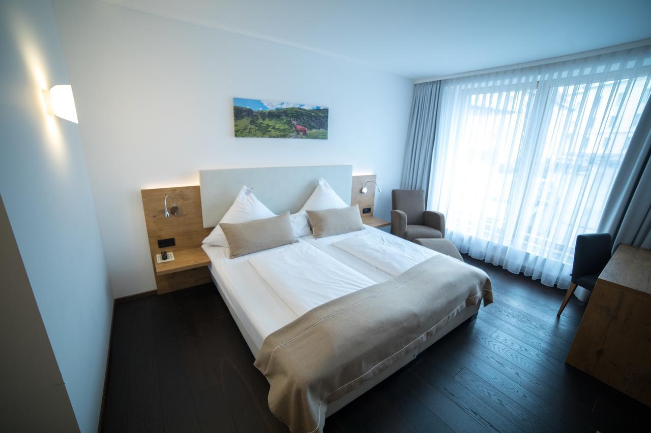 Hotel Zum Hirsch Wertingen Bagian luar foto