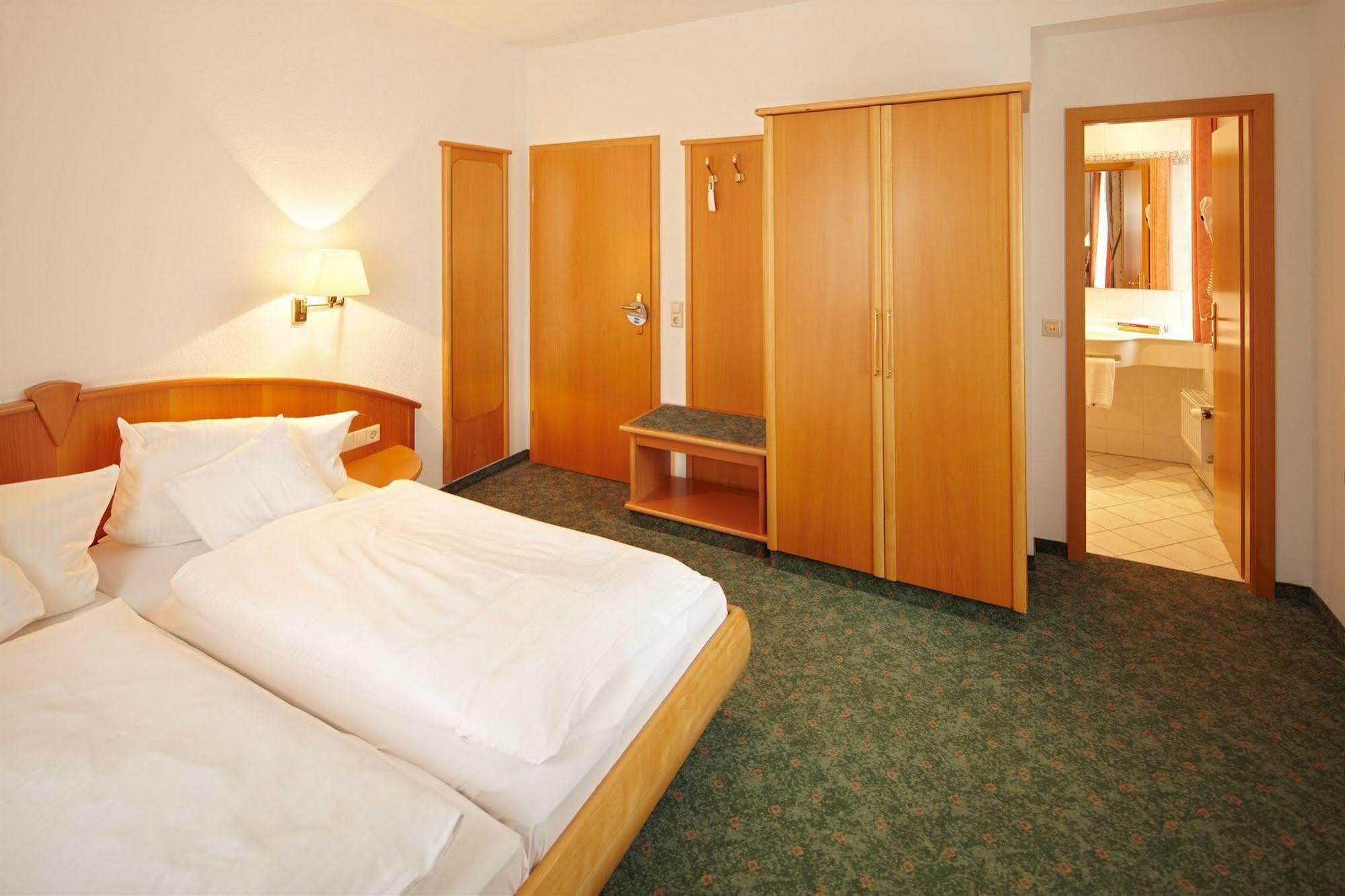 Hotel Zum Hirsch Wertingen Bagian luar foto