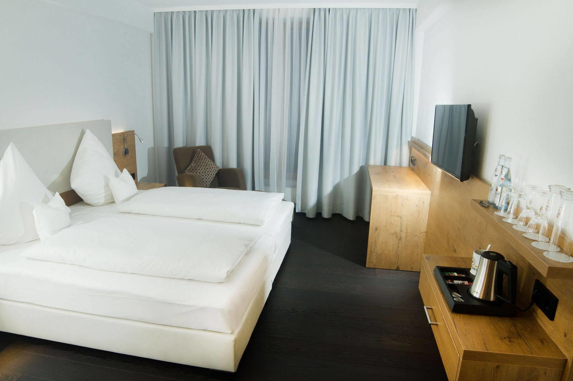 Hotel Zum Hirsch Wertingen Bagian luar foto