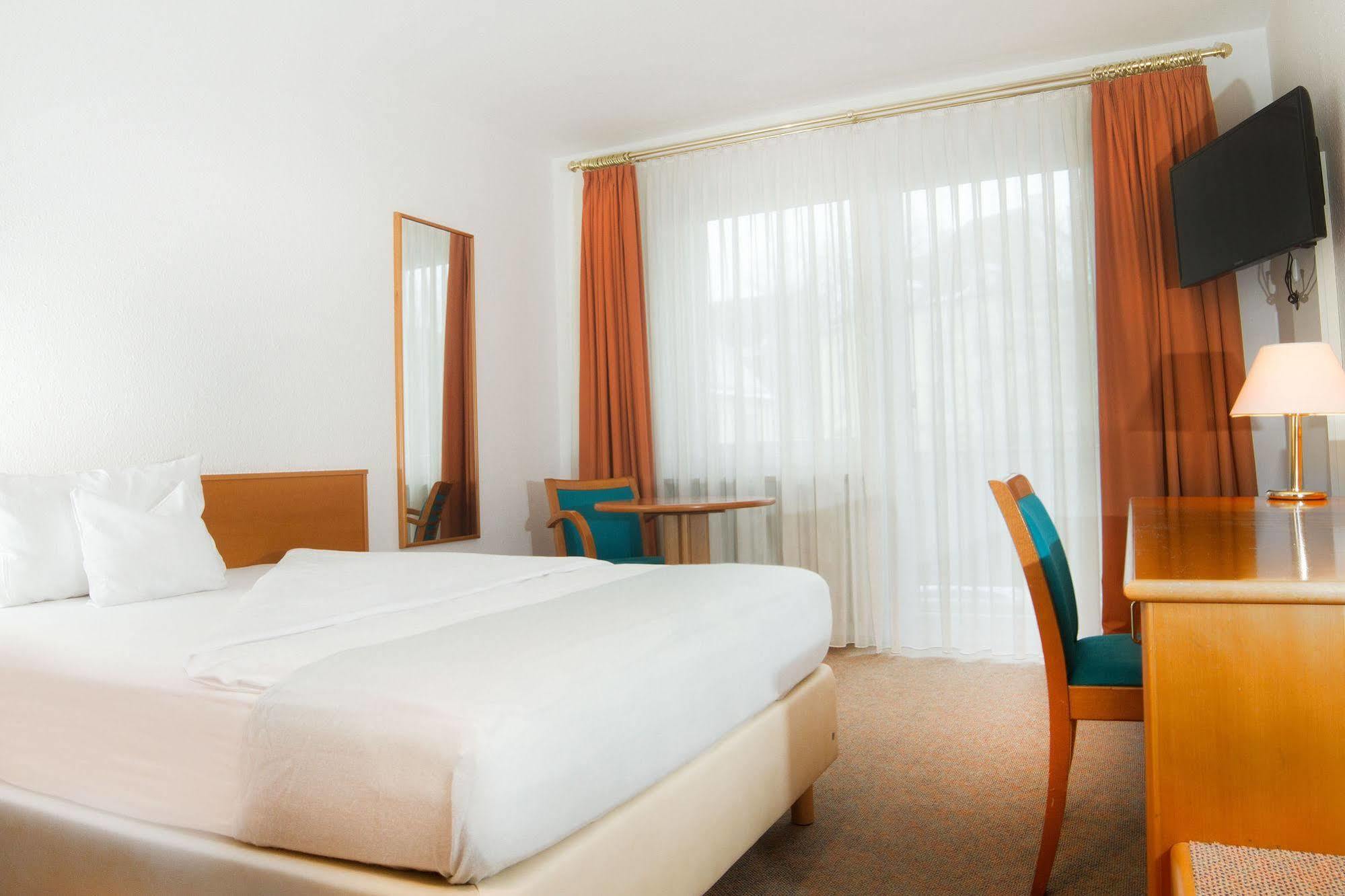 Hotel Zum Hirsch Wertingen Bagian luar foto