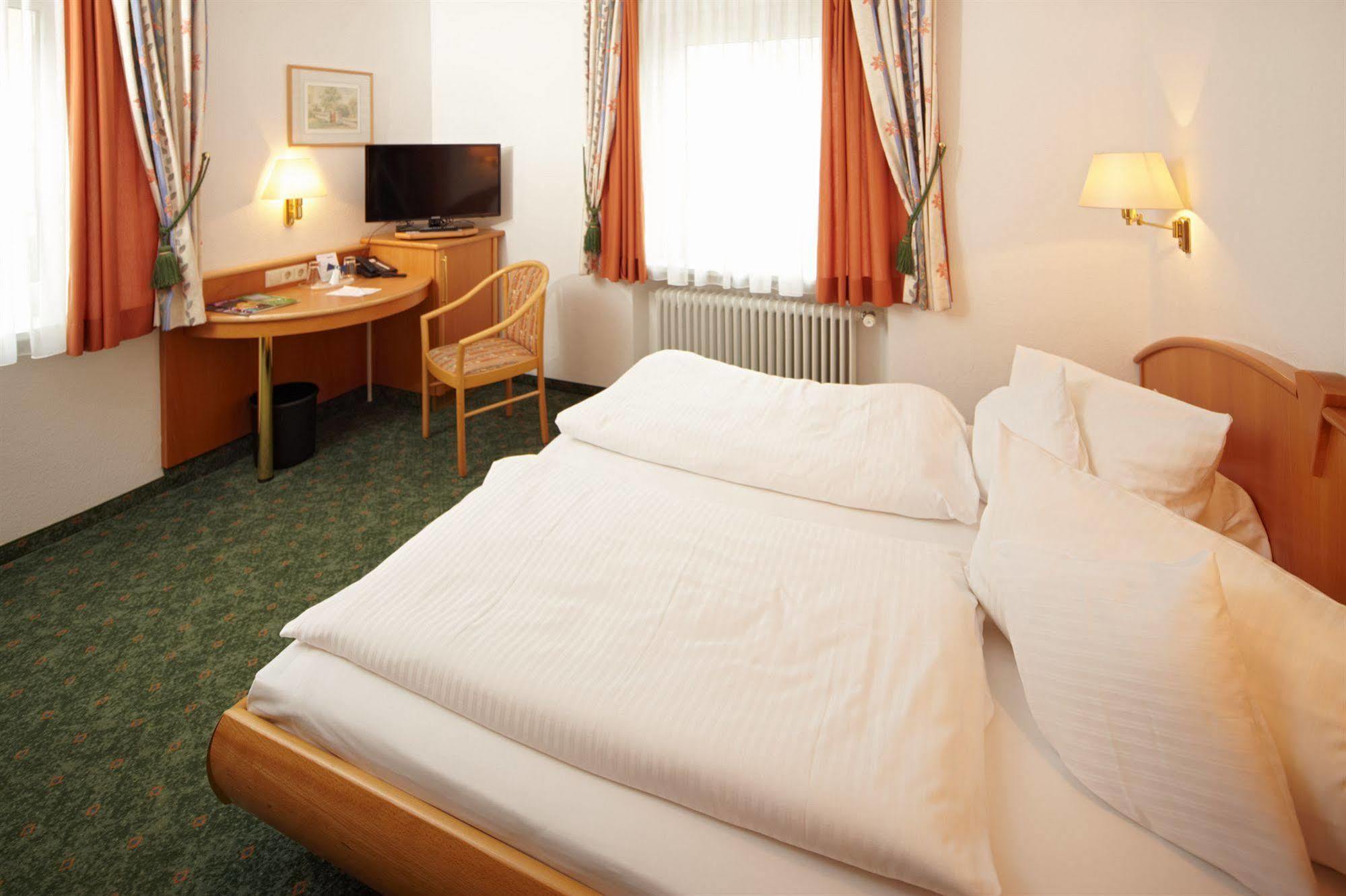 Hotel Zum Hirsch Wertingen Bagian luar foto