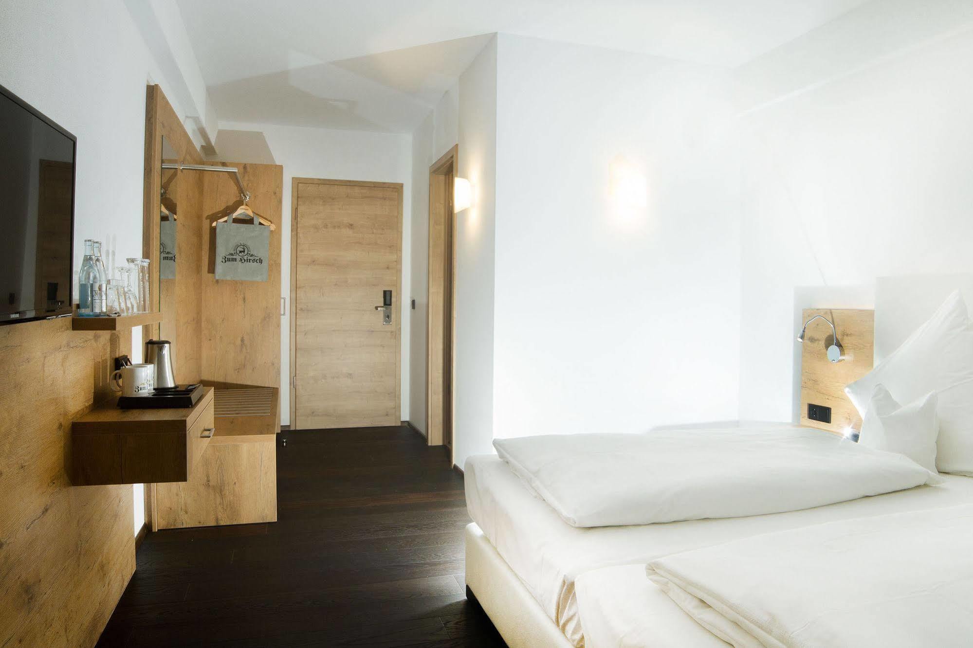 Hotel Zum Hirsch Wertingen Bagian luar foto