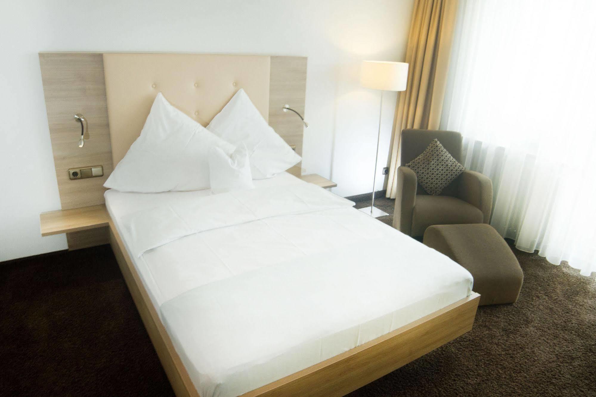 Hotel Zum Hirsch Wertingen Bagian luar foto