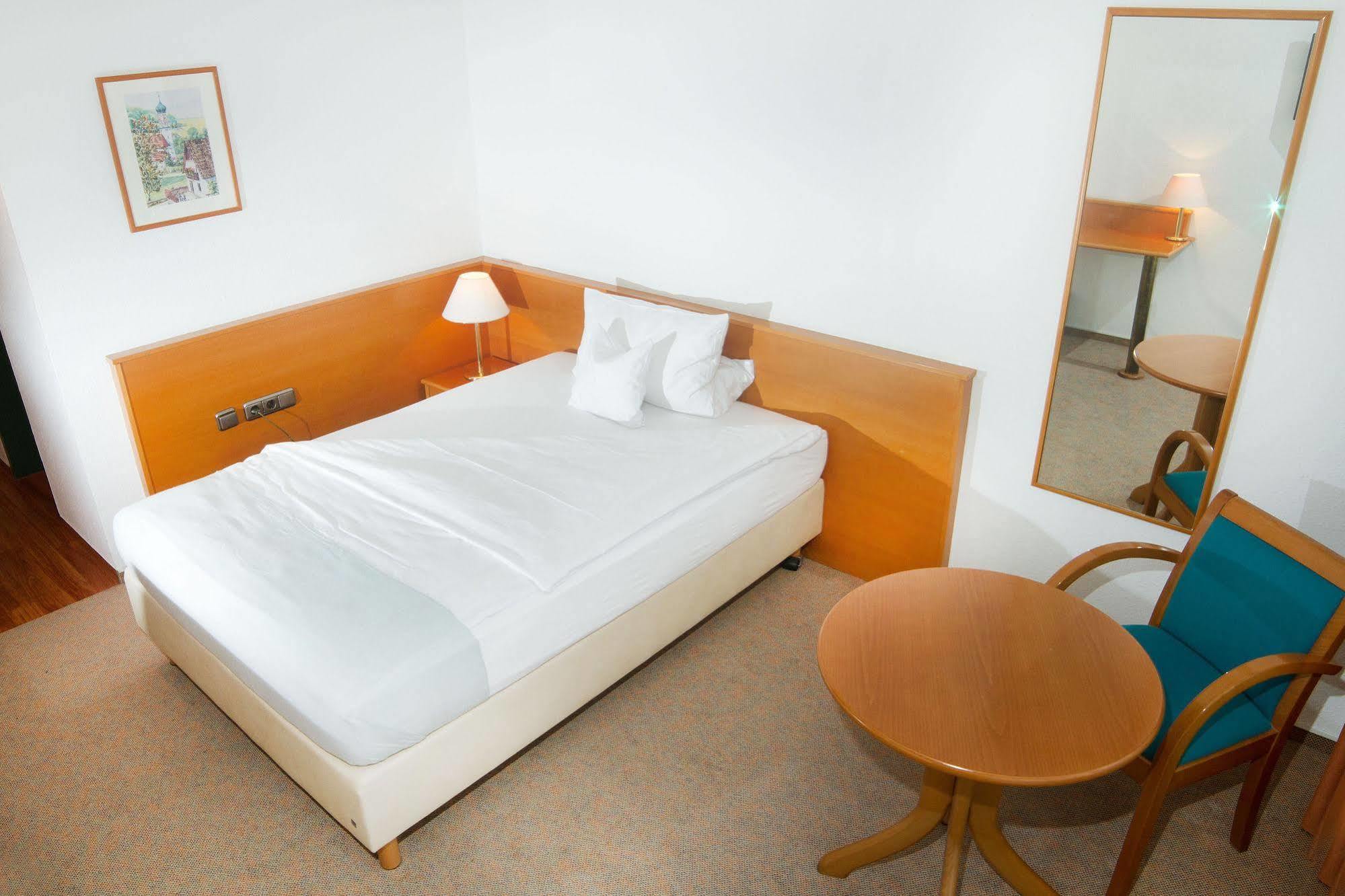 Hotel Zum Hirsch Wertingen Bagian luar foto