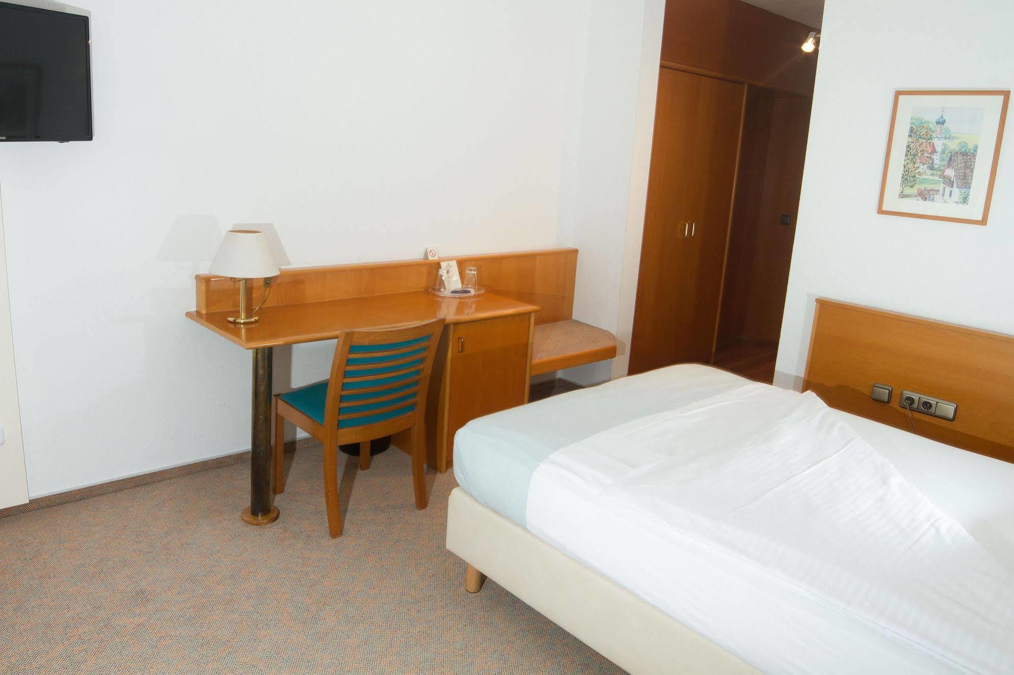 Hotel Zum Hirsch Wertingen Bagian luar foto