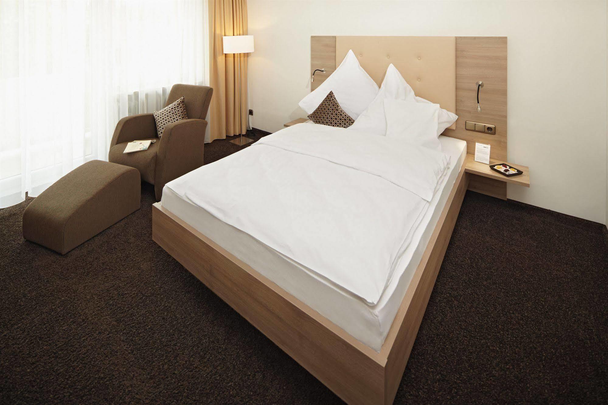 Hotel Zum Hirsch Wertingen Bagian luar foto
