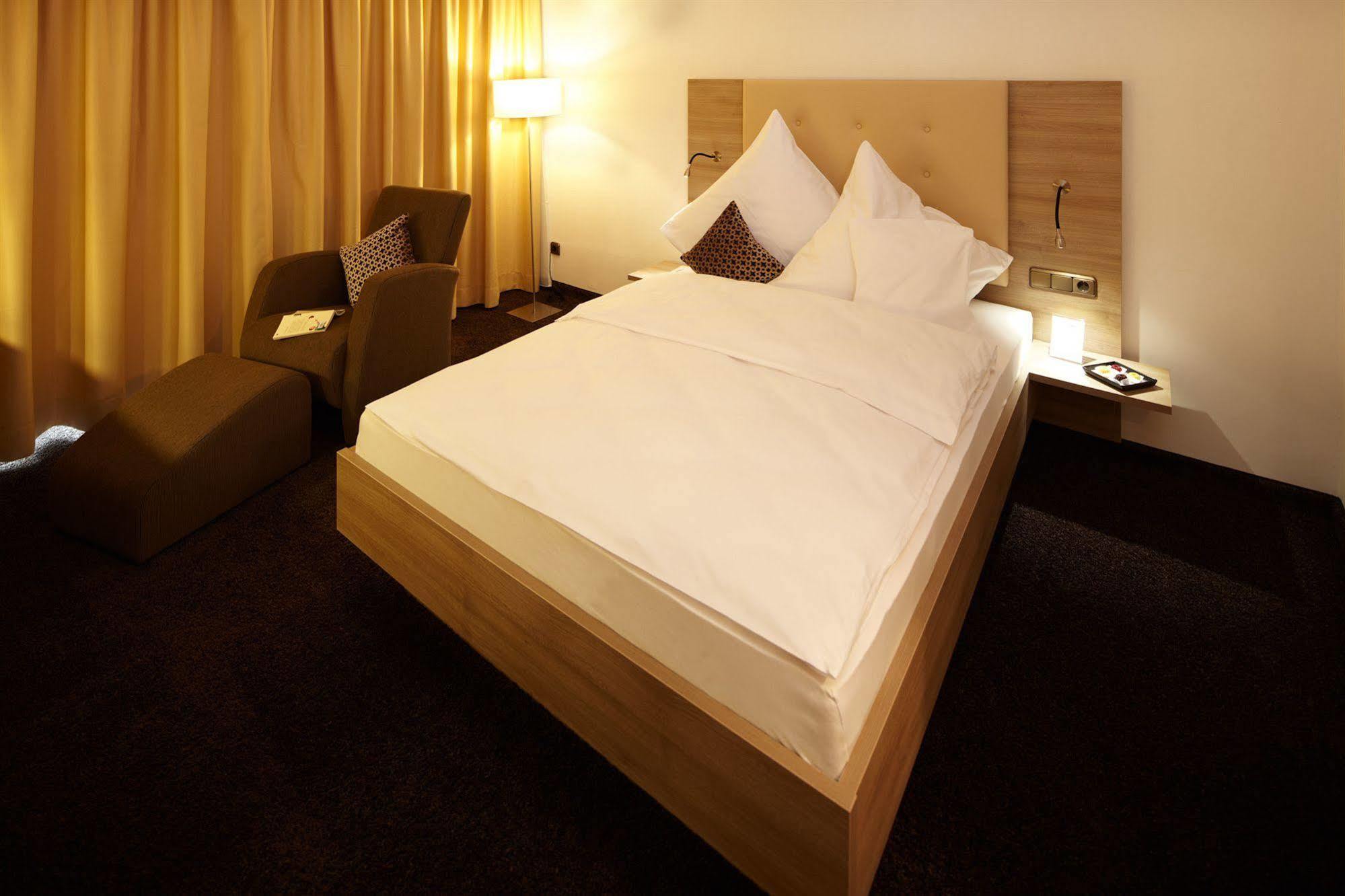 Hotel Zum Hirsch Wertingen Bagian luar foto