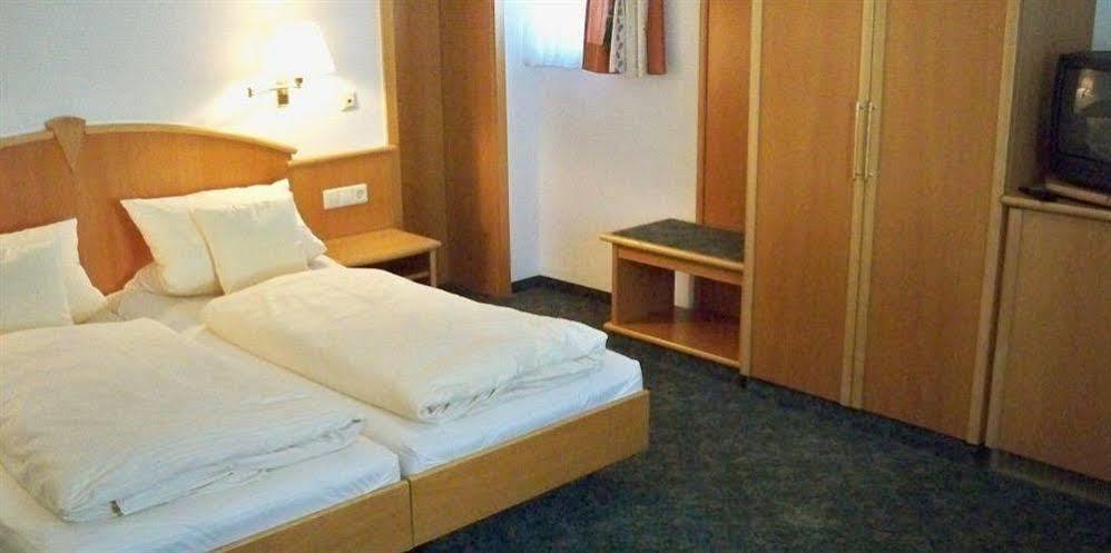 Hotel Zum Hirsch Wertingen Bagian luar foto