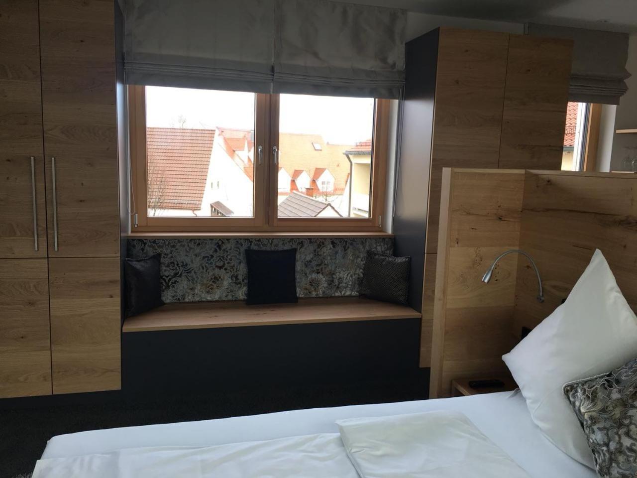 Hotel Zum Hirsch Wertingen Bagian luar foto