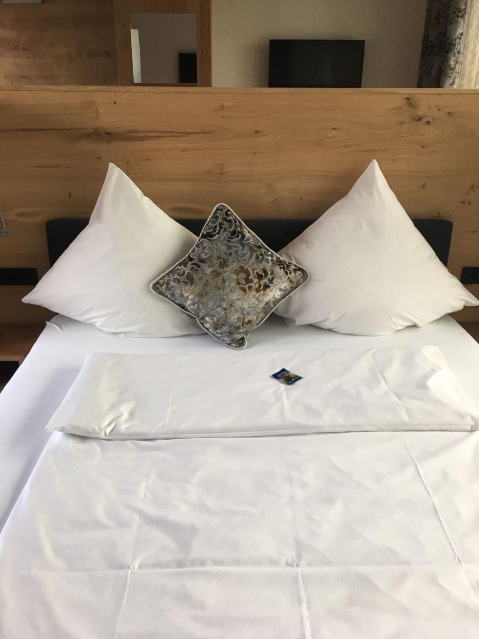 Hotel Zum Hirsch Wertingen Bagian luar foto