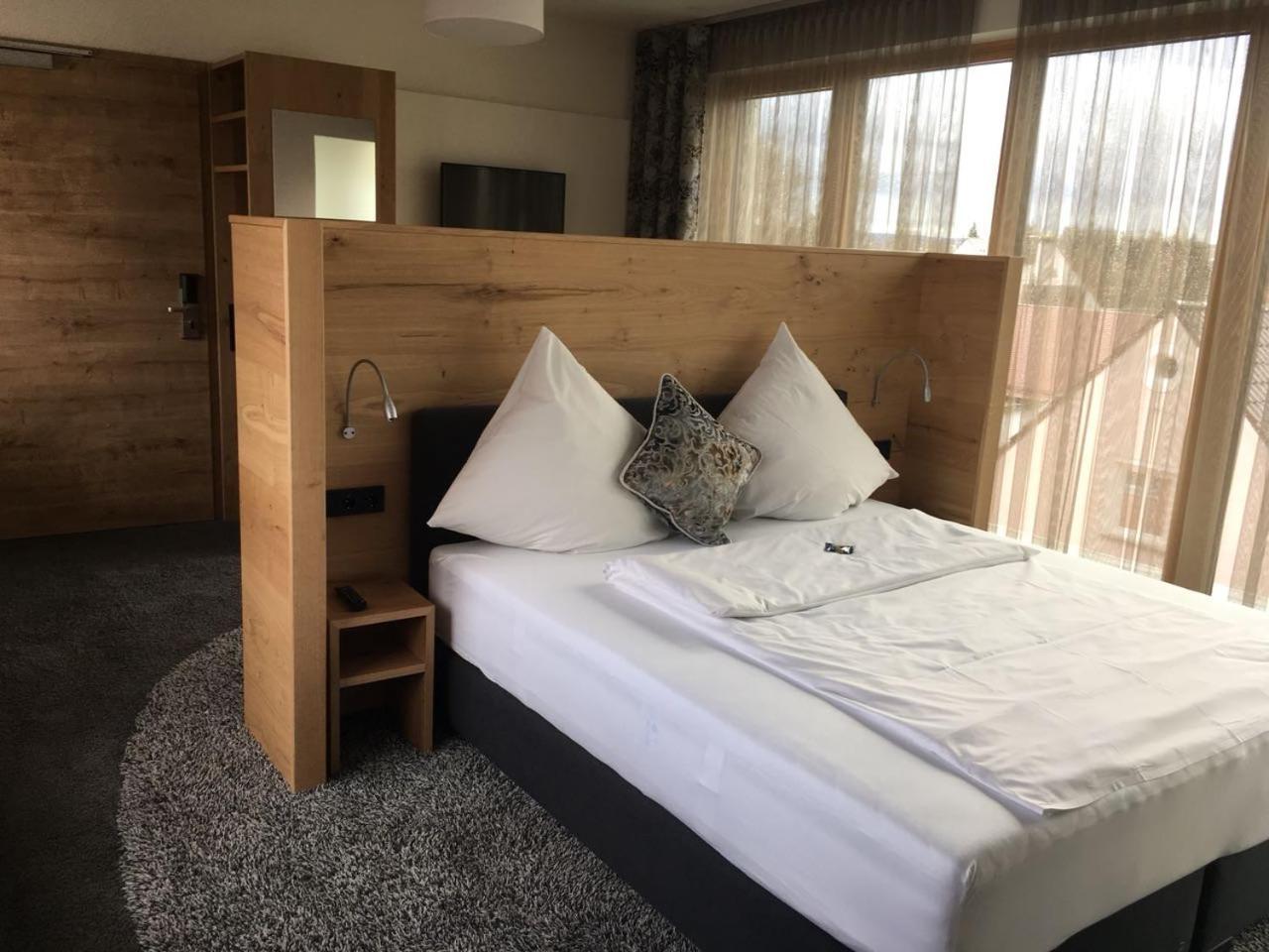 Hotel Zum Hirsch Wertingen Bagian luar foto