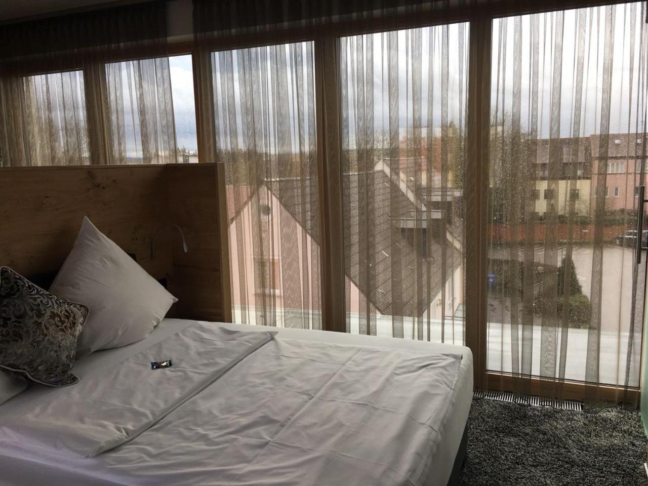 Hotel Zum Hirsch Wertingen Bagian luar foto