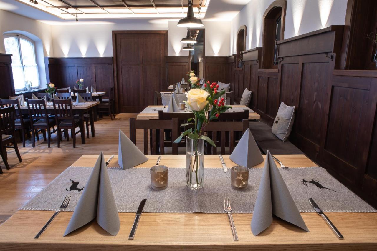 Hotel Zum Hirsch Wertingen Bagian luar foto